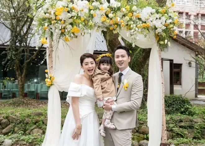 恭喜！台灣知名女星夏如芝與小7歲老公補辦婚禮，2歲女兒當花童