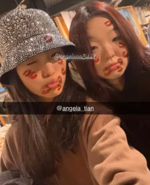 李湘女兒與好友逛街,13歲王詩齡近照瘦出新高度,腿又細又直