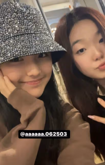 李湘女兒與好友逛街,13歲王詩齡近照瘦出新高度,腿又細又直
