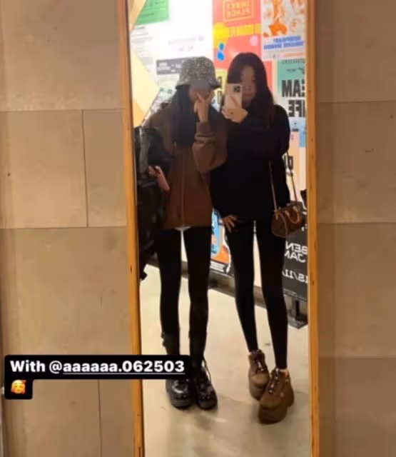 李湘女兒與好友逛街,13歲王詩齡近照瘦出新高度,腿又細又直