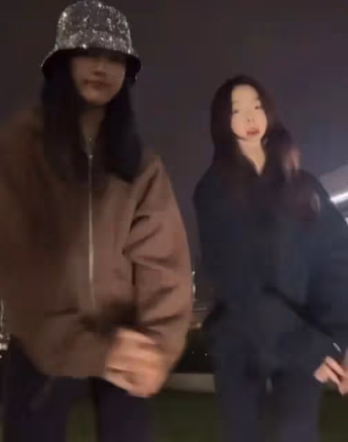 李湘女兒與好友逛街,13歲王詩齡近照瘦出新高度,腿又細又直