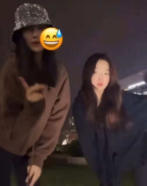 李湘女兒與好友逛街,13歲王詩齡近照瘦出新高度,腿又細又直