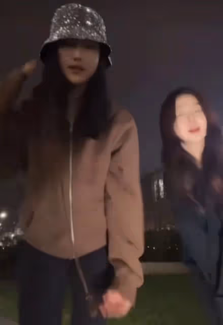 李湘女兒與好友逛街,13歲王詩齡近照瘦出新高度,腿又細又直