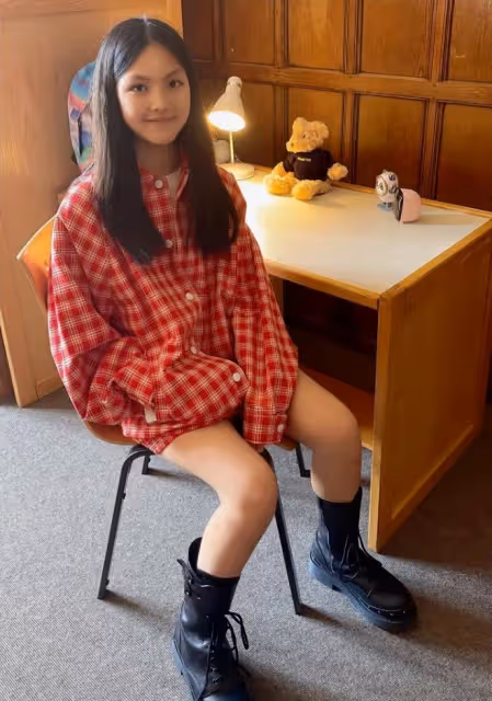 李湘女兒與好友逛街,13歲王詩齡近照瘦出新高度,腿又細又直