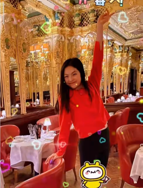 李湘女兒與好友逛街,13歲王詩齡近照瘦出新高度,腿又細又直