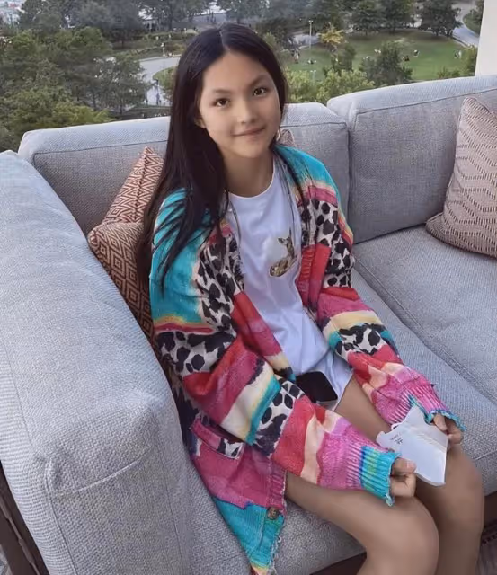 李湘女兒與好友逛街,13歲王詩齡近照瘦出新高度,腿又細又直