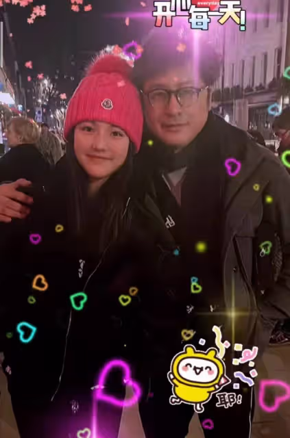 李湘女兒與好友逛街,13歲王詩齡近照瘦出新高度,腿又細又直