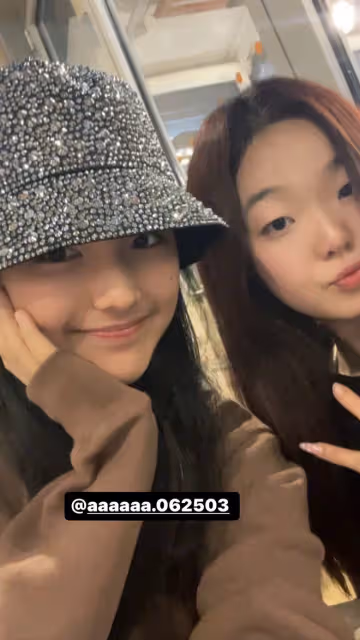 13歲王詩齡暴瘦太驚艷!戴萬元帽瓜子臉精緻,身材高挑狂秀筷子腿