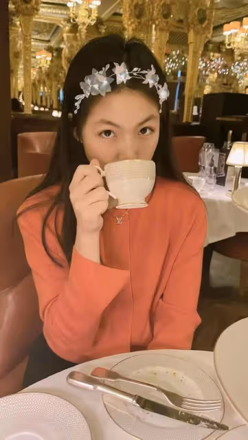 13歲王詩齡暴瘦太驚艷!戴萬元帽瓜子臉精緻,身材高挑狂秀筷子腿
