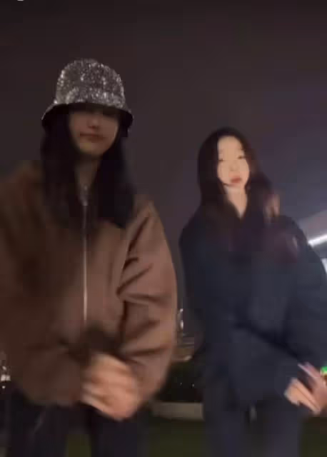 13歲王詩齡暴瘦太驚艷!戴萬元帽瓜子臉精緻,身材高挑狂秀筷子腿