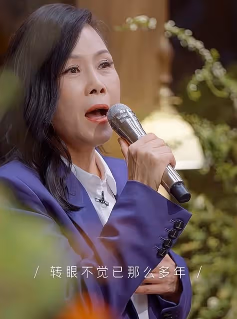 56歲田震高調回澳洲生活,扎雙馬尾出海玩樂,資產不菲過貴婦生活