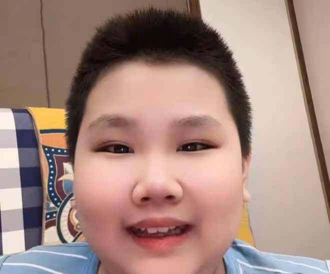 郭德綱8歲兒子外形大變！剪寸頭再度變胖看不見脖子，長相神似媽