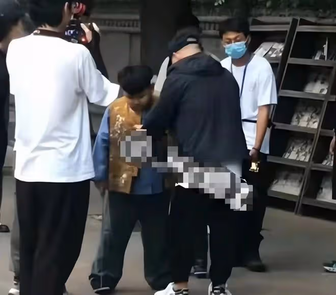 郭德綱8歲兒子外形大變!剪寸頭再度變胖看不見脖子,長相神似媽
