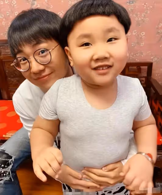 郭德綱8歲兒子外形大變!剪寸頭再度變胖看不見脖子,長相神似媽