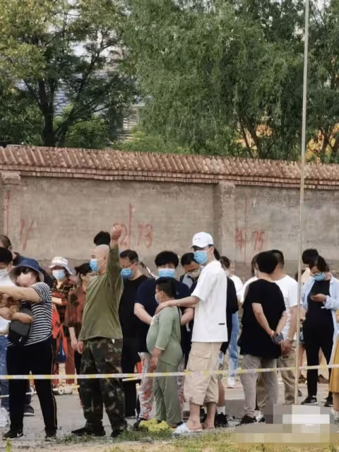 郭德綱8歲兒子外形大變!剪寸頭再度變胖看不見脖子,長相神似媽