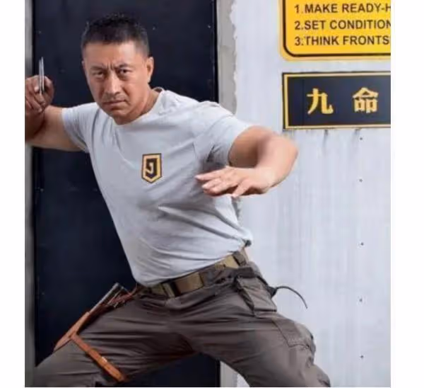 2008年,中國超級保鏢李旭和拳王泰森在酒吧相遇,泰森挑釁說:「聽說你能用筷子打透3公分的鋼板?能否讓我見識一下?」