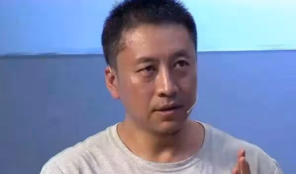 2008年,中國超級保鏢李旭和拳王泰森在酒吧相遇,泰森挑釁說:「聽說你能用筷子打透3公分的鋼板?能否讓我見識一下?」