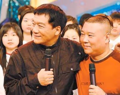 2007年,侯耀文突然去世,郭德綱頂著巨大壓力,花了2000萬,買下了師父生前居住的別墅——玫瑰園。