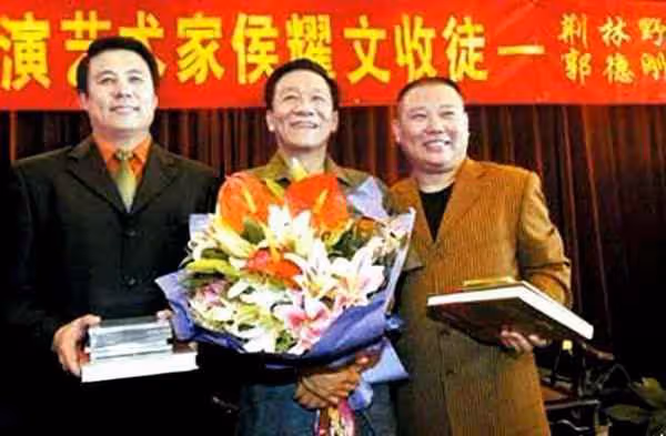 2007年,侯耀文突然去世,郭德綱頂著巨大壓力,花了2000萬,買下了師父生前居住的別墅——玫瑰園。