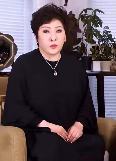 向太分享1.5億鑽石項鍊，向華強親自為她佩戴：希望在一起60年