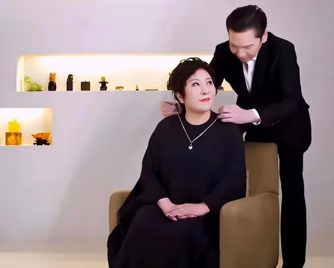 向太分享1.5億鑽石項鍊，向華強親自為她佩戴：希望在一起60年