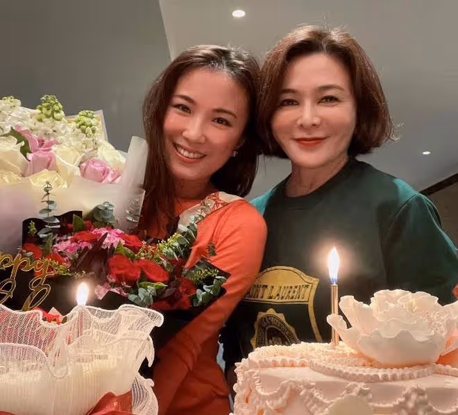 黃渤進入香港富豪圈,與名媛劉倩婷合影,任達華老婆琦琦也在其中