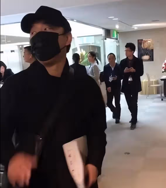 黃渤進入香港富豪圈，與名媛劉倩婷合影，任達華老婆琦琦也在其中