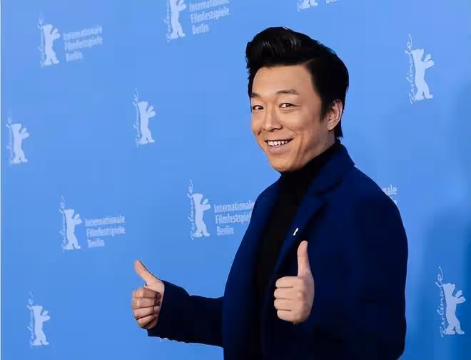 黃渤進入香港富豪圈，與名媛劉倩婷合影，任達華老婆琦琦也在其中