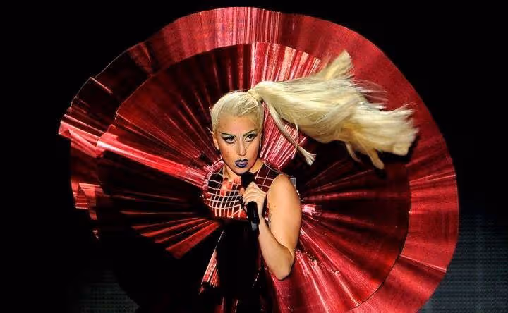 全球搏出位第一位人！Lady Gaga 20個改變時尚史的驚天造型