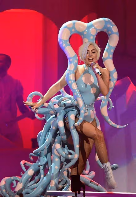 全球搏出位第一位人！Lady Gaga 20個改變時尚史的驚天造型