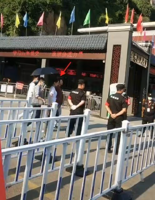 網友偶遇郎朗夫婦，吉娜生圖腿細如竹竿，郎朗獲男粉表白比心回應