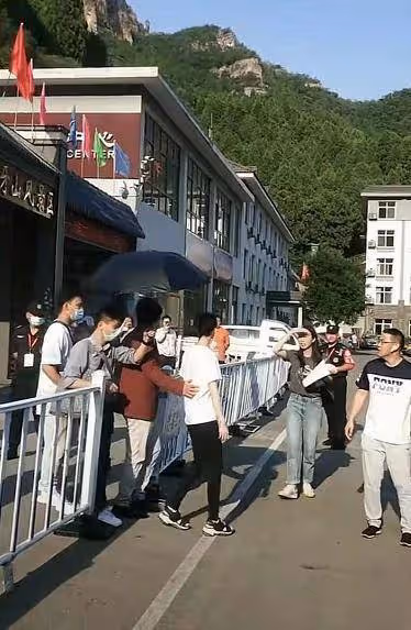 網友偶遇郎朗夫婦，吉娜生圖腿細如竹竿，郎朗獲男粉表白比心回應