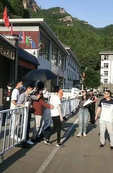 網友偶遇郎朗夫婦,吉娜生圖腿細如竹竿,郎朗獲男粉表白比心回應