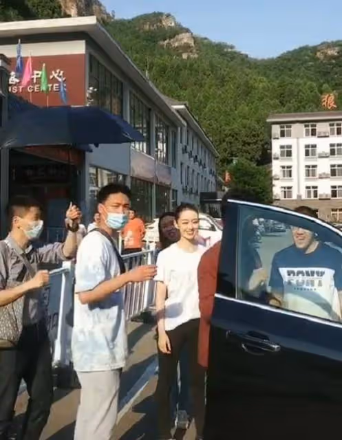 網友偶遇郎朗夫婦，吉娜生圖腿細如竹竿，郎朗獲男粉表白比心回應
