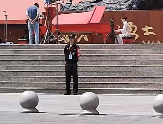 網友偶遇郎朗夫婦，吉娜生圖腿細如竹竿，郎朗獲男粉表白比心回應