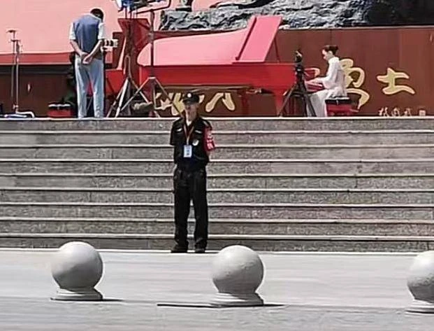 網友偶遇郎朗夫婦,吉娜生圖腿細如竹竿,郎朗獲男粉表白比心回應