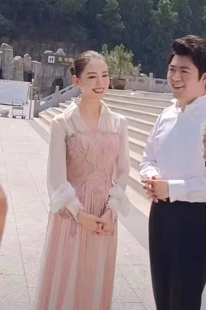 網友偶遇郎朗夫婦，吉娜生圖腿細如竹竿，郎朗獲男粉表白比心回應