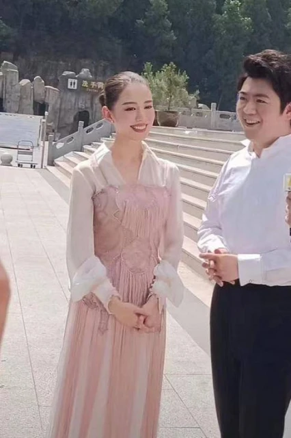 網友偶遇郎朗夫婦,吉娜生圖腿細如竹竿,郎朗獲男粉表白比心回應