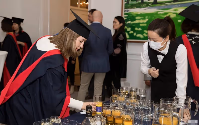 尼格買提太太近照曝光,留學英國碩博連讀,結婚10年不生子疑離婚