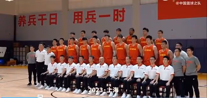 中國男籃拍全家福！周琦C位與王哲林秀恩愛，郭艾倫被吳前豎兔耳朵
