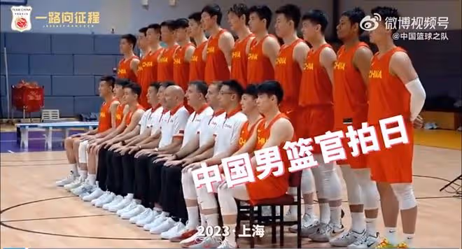 中國男籃拍全家福！周琦C位與王哲林秀恩愛，郭艾倫被吳前豎兔耳朵