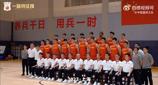 中國男籃拍全家福！周琦C位與王哲林秀恩愛，郭艾倫被吳前豎兔耳朵