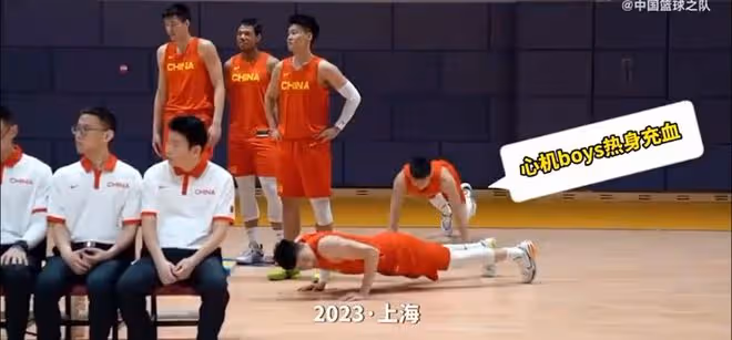 中國男籃拍全家福！周琦C位與王哲林秀恩愛，郭艾倫被吳前豎兔耳朵