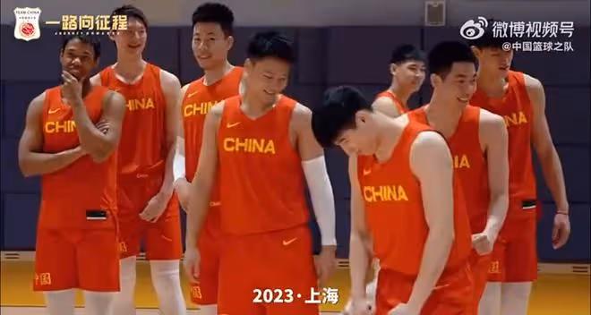 中國男籃拍全家福！周琦C位與王哲林秀恩愛，郭艾倫被吳前豎兔耳朵