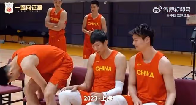 中國男籃拍全家福！周琦C位與王哲林秀恩愛，郭艾倫被吳前豎兔耳朵