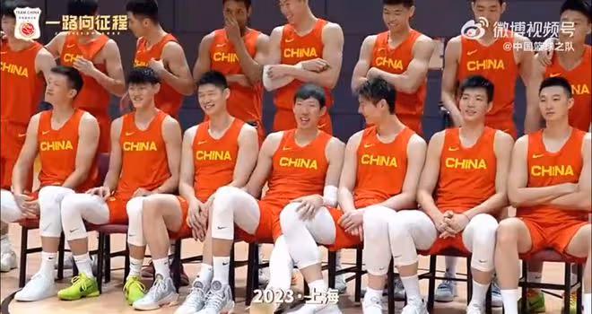中國男籃拍全家福！周琦C位與王哲林秀恩愛，郭艾倫被吳前豎兔耳朵