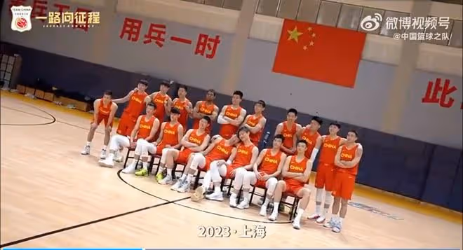中國男籃拍全家福！周琦C位與王哲林秀恩愛，郭艾倫被吳前豎兔耳朵