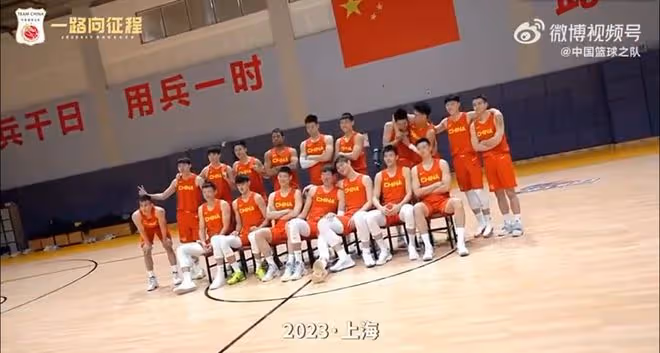 中國男籃拍全家福！周琦C位與王哲林秀恩愛，郭艾倫被吳前豎兔耳朵