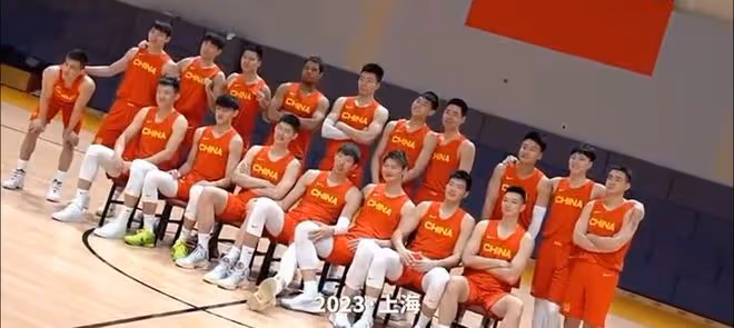 中國男籃拍全家福!周琦C位與王哲林秀恩愛,郭艾倫被吳前豎兔耳朵