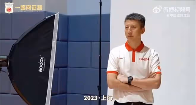中國男籃拍全家福!周琦C位與王哲林秀恩愛,郭艾倫被吳前豎兔耳朵